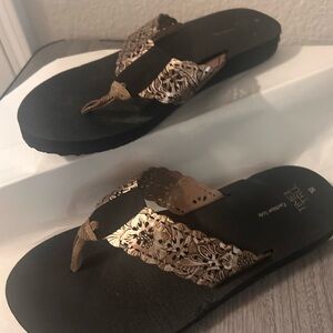 Time and Tru Floral Black and Tan Sandals